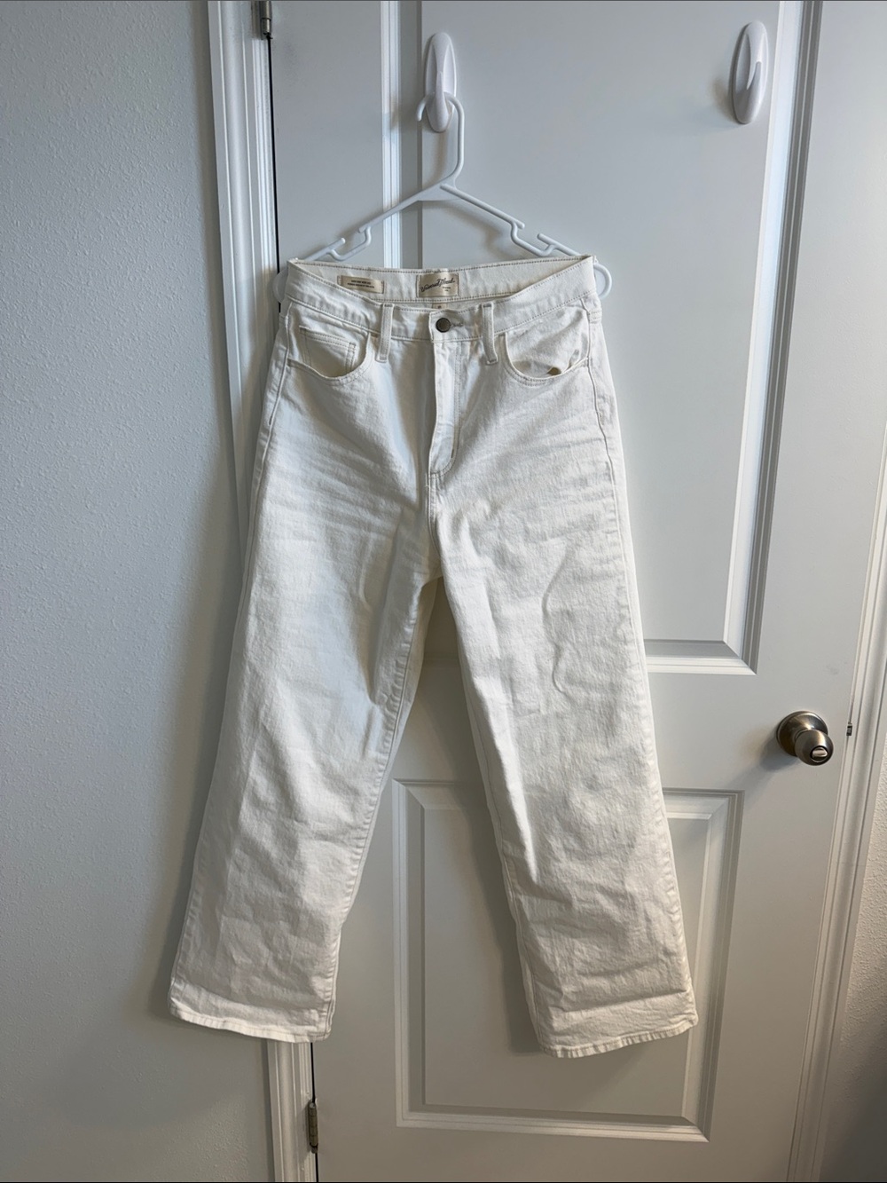 Universal Thread Cream Straight-Leg High-Rise Jeans